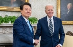 President Yoon shakes hands with President Biden in the Oval Office.